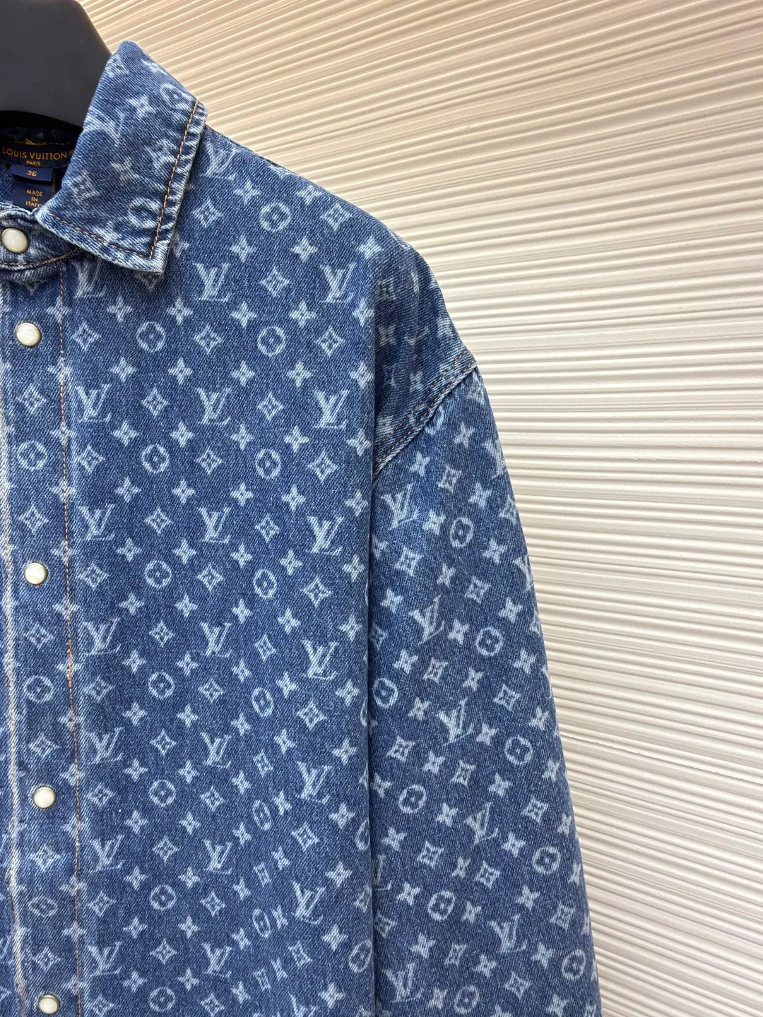 LOUIS VUITTON full-print denim jacket ●Original version: Purchased and developed for 15800 ●Item number: 1680795-B45 ●Material: denim fabric ●Technology: laser watering ●Version: fitted version ●Weight: about 685 grams ●Size: 34-36-38-40 ●Description: Customized blue shadow encrypted cotton classic pattern denim, as moist as cotton, comfortable and skin-friendly, indigo elegance With a retro charm and a modern sense of fashion, denim is used as the canvas, and the iconic Monogram pattern is laid out on it. Every inch of the warp and weft hides the glorious history and fashion heritage of Louis Vuitton. The tough lines of matching work shirts exude a sense of luxury from the inside out. No need to make a fuss, the aura is self-evident. The stunning work in the fashion feast is the laser burning process. The advanced process of using laser technology to carve patterns. Project the laser onto the surface of the material, causing the material to be locally heated and melted. The LV logo pattern can be formed to accurately control the position and shape. The double process of washing and light frying is to desize and wash the denim material first, and then perform sand washing to produce a fading effect. The denim jacket is fried through special chemical treatment to give a special contrasting color effect. Prioritize the spray horse slide and then rub it by hand to create a gradient effect. Use a spray gun to accurately spray the reagent solution to the designated position according to the design requirements. Let the reagent react chemically with the fabric to form a gradual gradient effect, and finally boil it to solidify the color. The overall wiring is straight and delicate, the fabric is comfortable and soft, and the color is consistent without color difference. It can be matched with the same style to create a fashionable look for various occasions. Customized accessories, complete with three standards, same style for men and women!